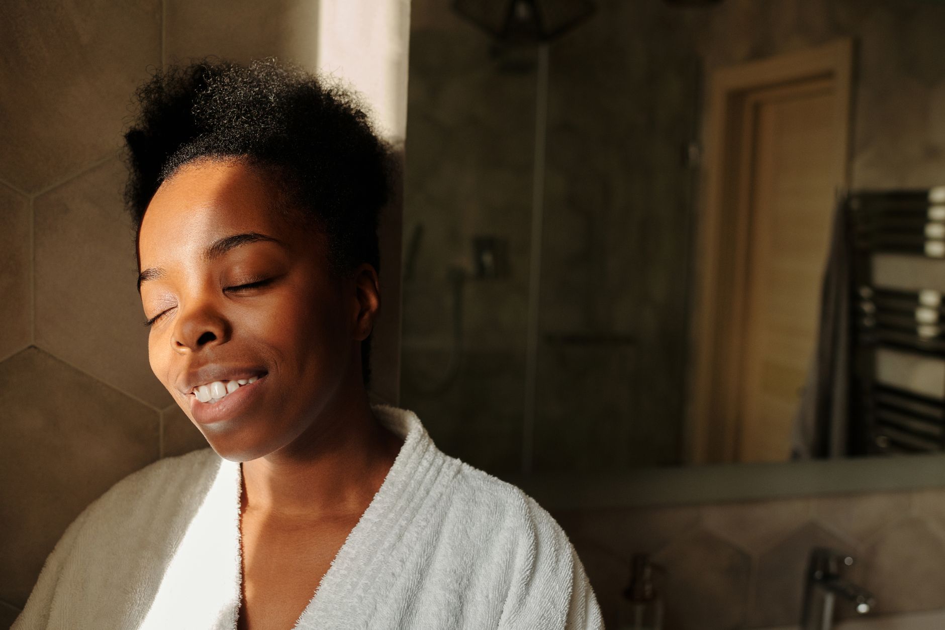 Femme avec une peau lumineuse après un soin visage en institut de beauté à Montréal