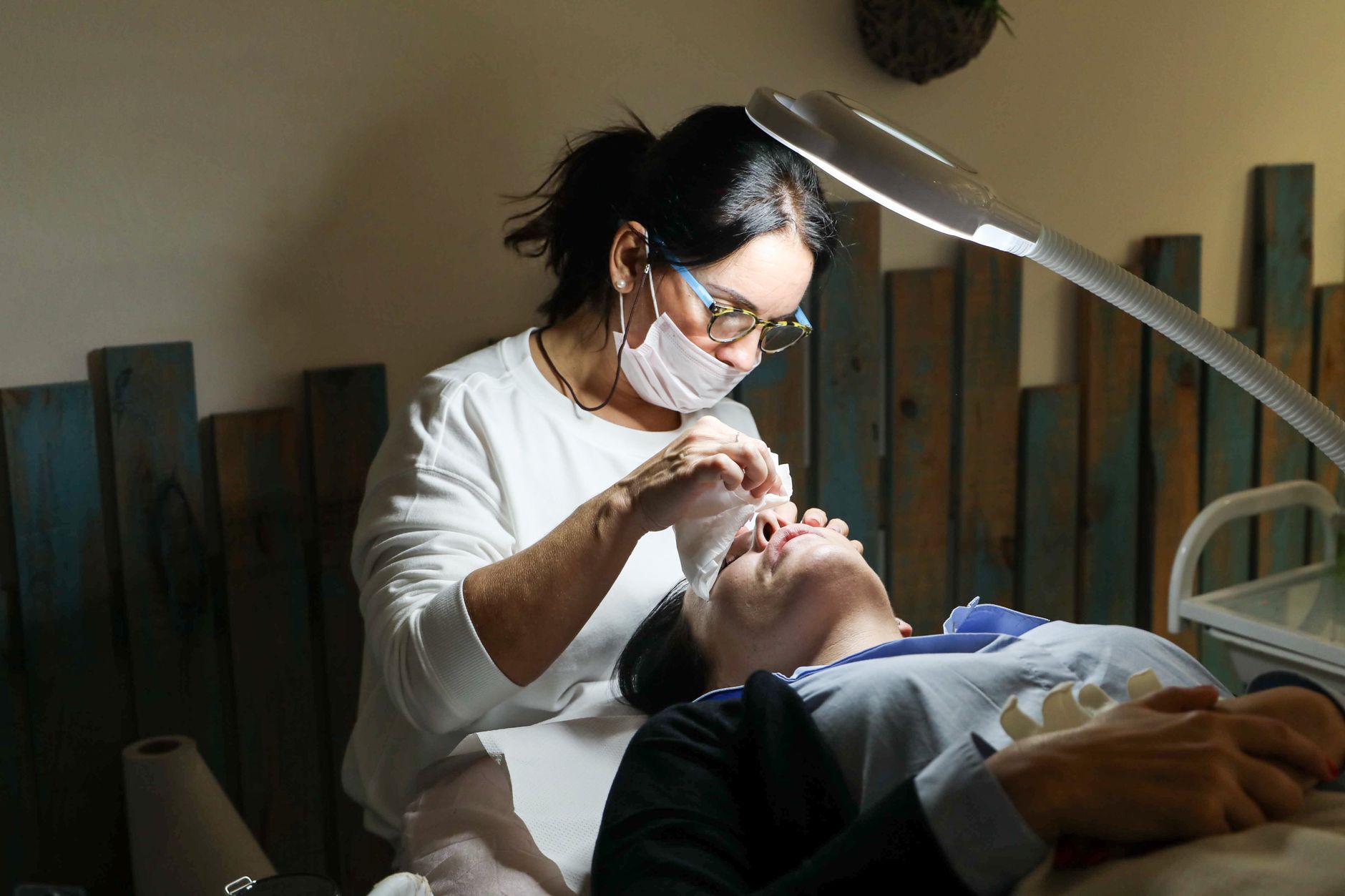 Esthéticienne réalisant un soin visage professionnel dans un institut de beauté à Montréal