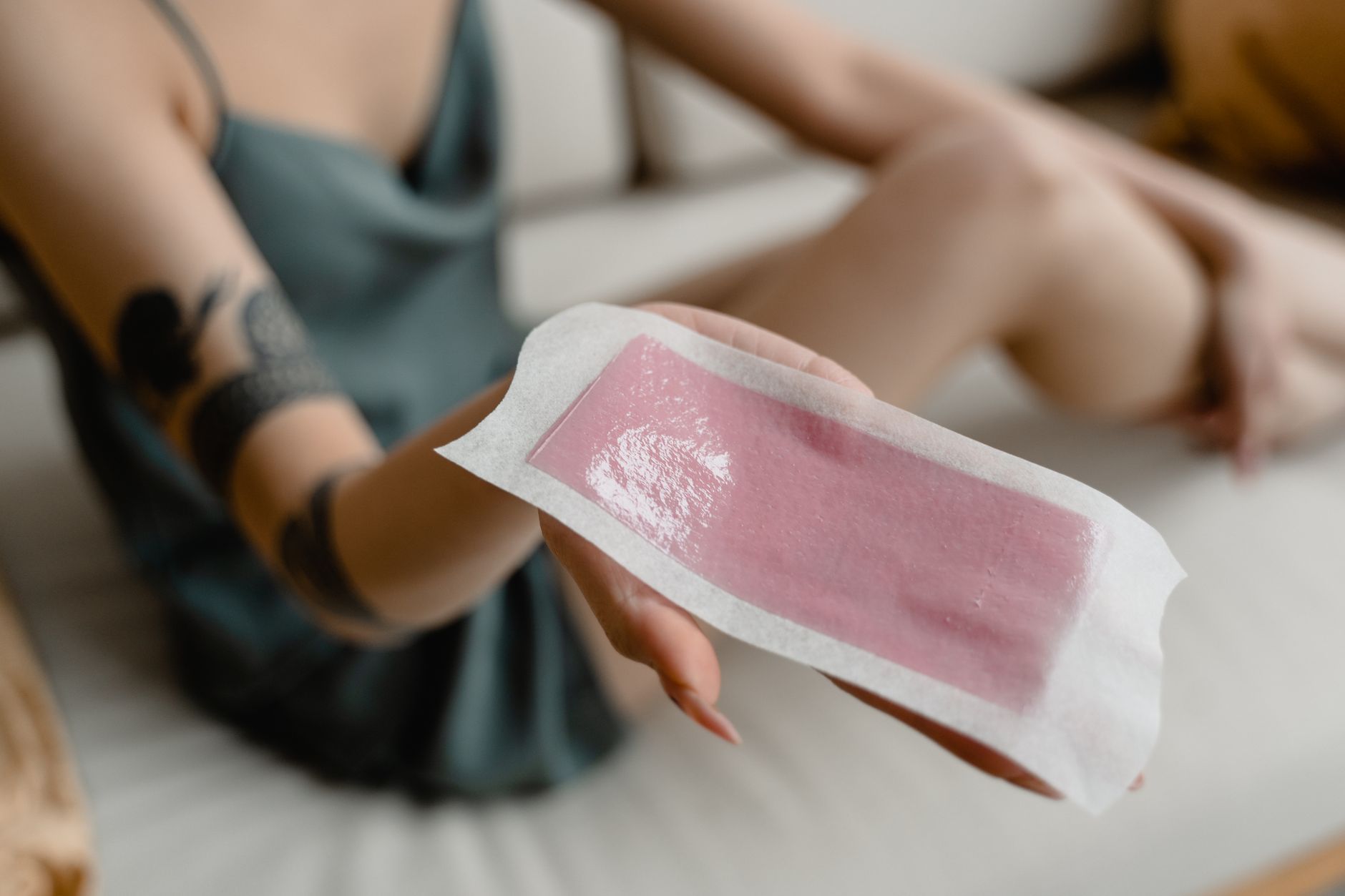 Esthéticienne effectuant une épilation à la cire en institut de beauté à Montréal