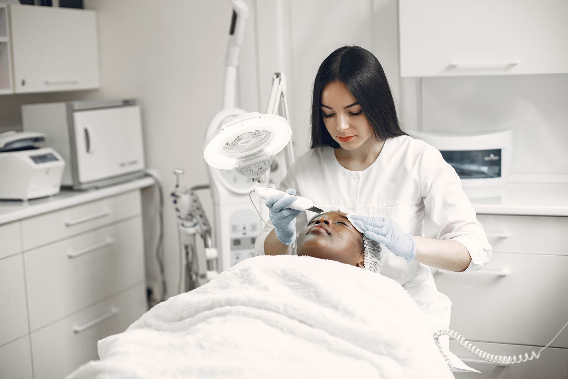 Esthéticienne réalisant un soin visage professionnel dans un institut de beauté à Montréal