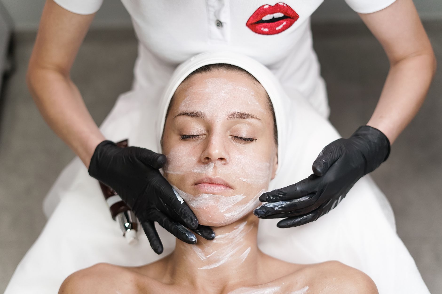 Esthéticienne effectuant un soin visage professionnel dans un institut de beauté à Montréal