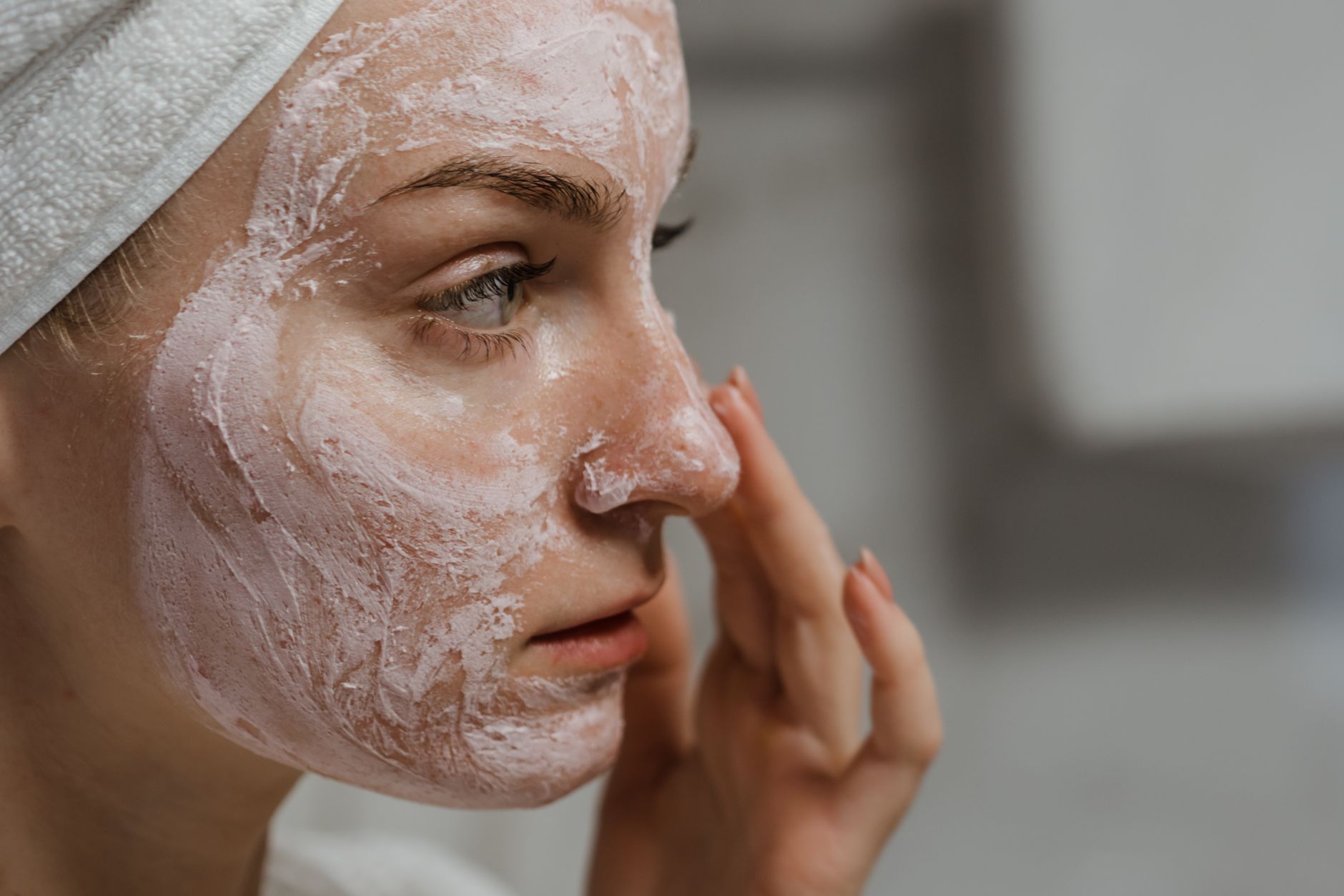 Préparation de la peau à la vapeur avant les extractions lors d'un soin visage professionnel